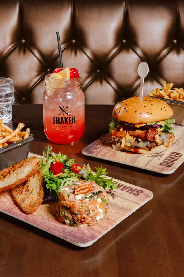 Burger et tartare saumon-chèvre&nbsp;&nbsp;&nbsp;&copy; Shaker Cuisine & Mixologie