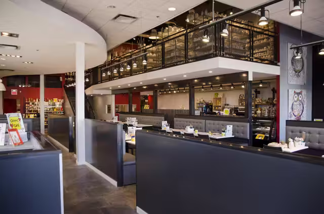 Laval&nbsp;&nbsp;&nbsp;&copy; Céramic Café-Studio Inc.