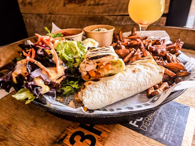 Sandwich, frites et salade&nbsp;&nbsp;&nbsp;&copy; La microbrasserie l'hermite