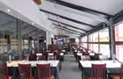 Verrière avec portes de garage&nbsp;&nbsp;&nbsp;&copy; St-Jean Pizzeria Inc.