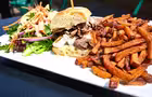 Sandwich, frites et salade&nbsp;&nbsp;&nbsp;&copy; La microbrasserie l'hermite