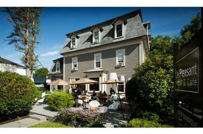 Le Pleasant Hôtel & Café