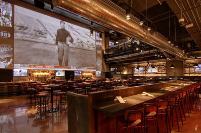 Taverne 1909 signé St-Hubert (Montréal)