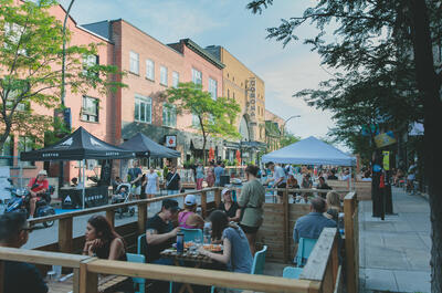 À l’ouest de la Dame!