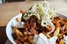Poutine porc effiloché BBQ et salade de chou&nbsp;&nbsp;&nbsp;&copy; Brasserie artisanale La Fabrique