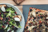 Pizza végétarienne de luxe et salade chèvre chaud&nbsp;&nbsp;&nbsp;&copy; La Piazzetta