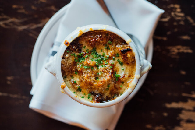 Le Bouchon par Bleu & Persillé - Soupe à l'oignon&nbsp;&nbsp;&nbsp;&copy; Two food photographers