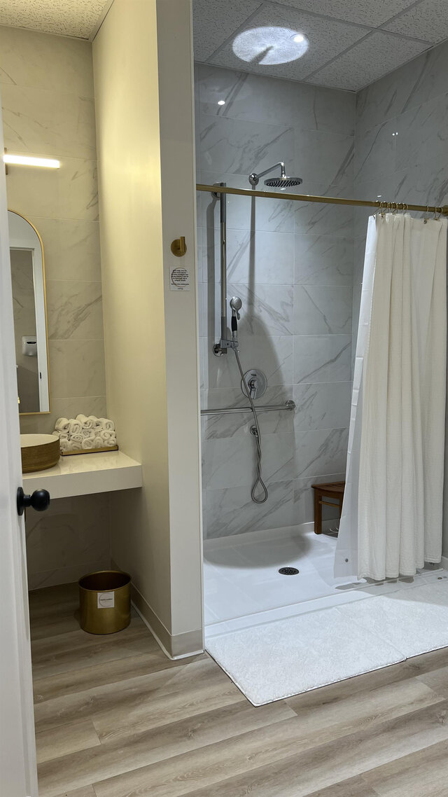 Grande douche avec toilette&nbsp;&nbsp;&nbsp;&copy; L'Espace Bi