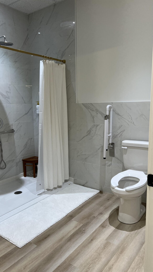 Grande douche avec toilette&nbsp;&nbsp;&nbsp;&copy; L'Espace Bi