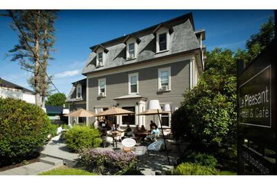 Le Pleasant Hôtel & Café