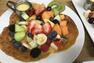 Assiette de crêpes et fruits frais