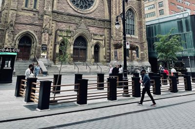 Le cabaret Le Balcon ouvre sa toute nouvelle terrasse face à l&rsquo;église St James !