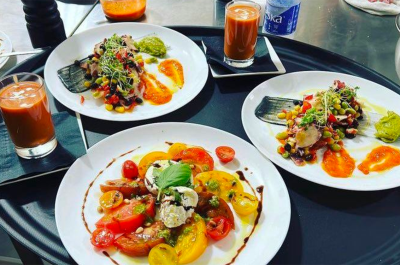 Les pieds dans le sable, sur la terrasse du cabaret Le Balcon ! 